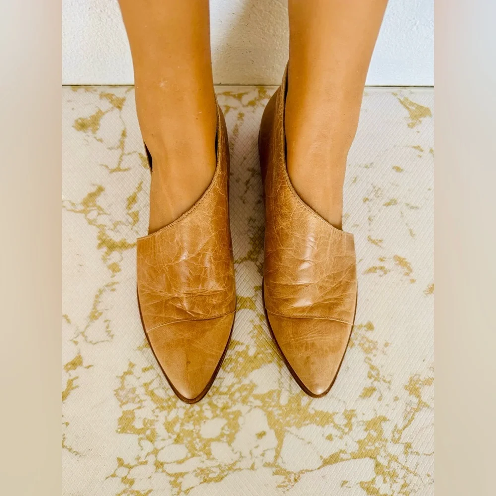 🔥🔥FINAL CLEARENACE 🔥🔥 FREE PEOPLE Tan Leather Royale Cut Out Flats - Picture 3 of 9